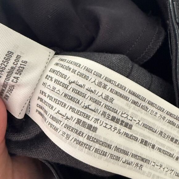 Abercrombie & Fitch Women’s 6 Short Black Faux Leather Pants 90s Straight - Picture 5 of 5